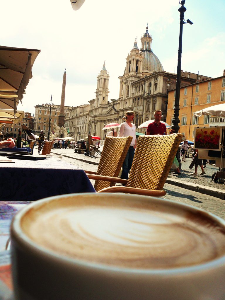 Rooma 4 Piazza Navonan herkkä hetki;kuppi capuzzinoa