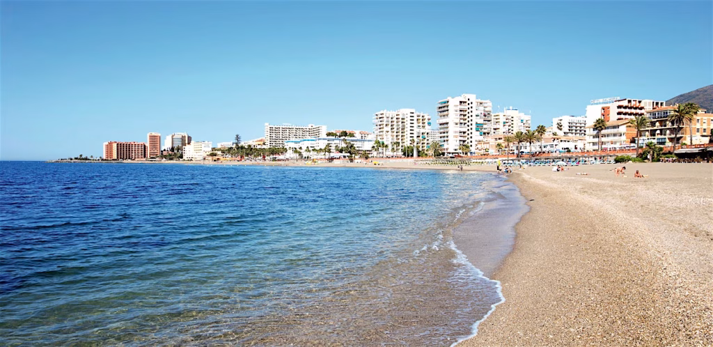 Benalmadena 2 Benalmadenan Aurinkoinen ranta ja kaupunki.