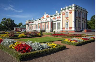 Kadriorgin Linnanpuiston väriloistoa istutuksissa