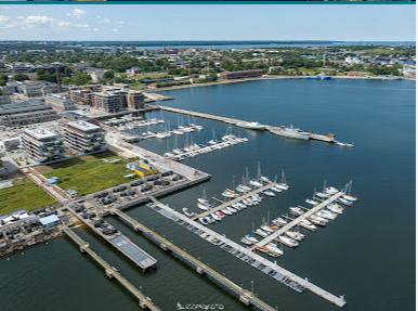 Noblessnerin huvivenesatama ja modernit kerrostalot Tallinnassa