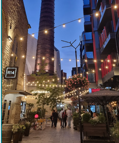 Illalla valaistu Rotermanni-kortteli Tallinnan keskustassa