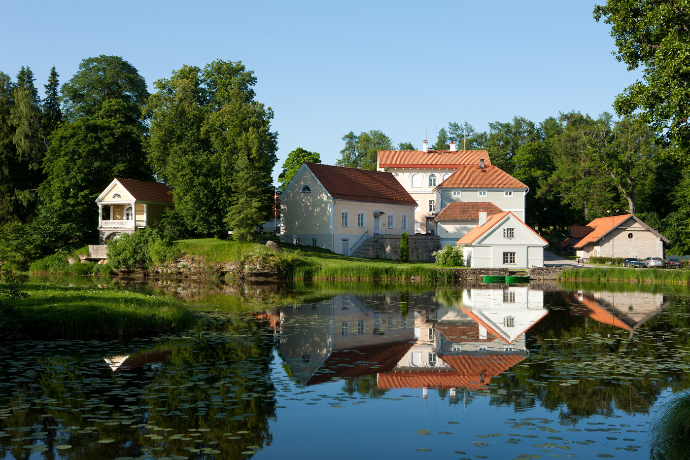 Vihulan kartanon sisäpiha-Lampi ja vanhat rakennukset Lahemaan kansallispuistossa