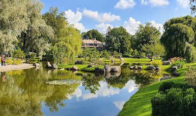Kadriorgin japailaisen puutarhan rauhallinen lampi ja kiviasetelma