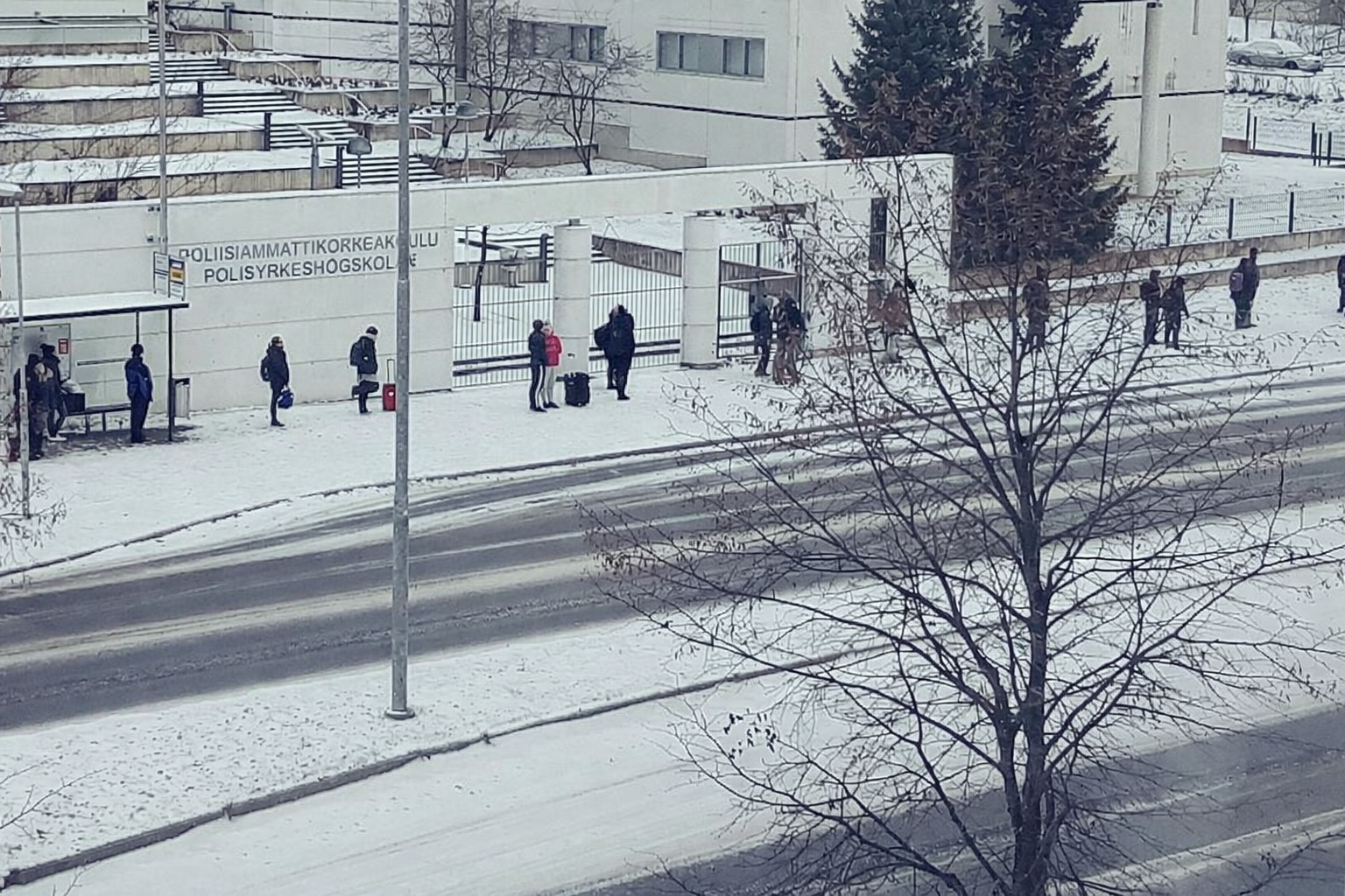 Ihmisiä bussipysäkillä odottamassa bussia