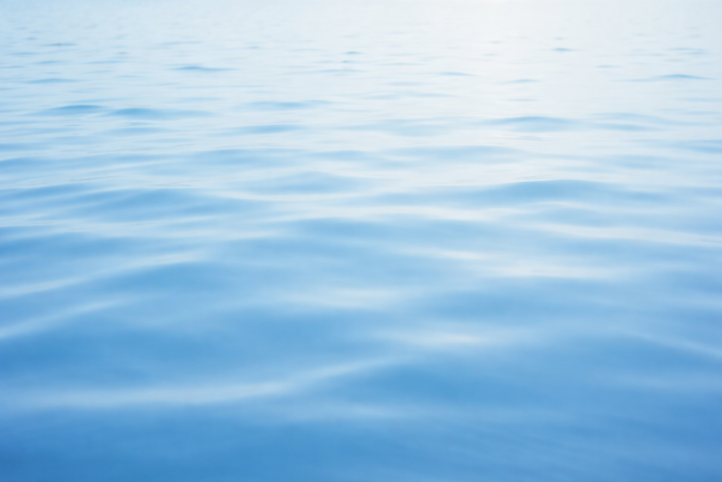 Vaalea vedenpinta ilman heijastuksia,nimetön ja tunnisteeton näkymä