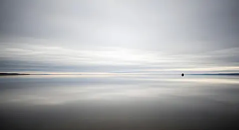 Kirjeitä veden äärellä-vastaanottamaton kirje 1 Vaalea veden ja taivaan rajapinta,horisontti lähes häviämässä