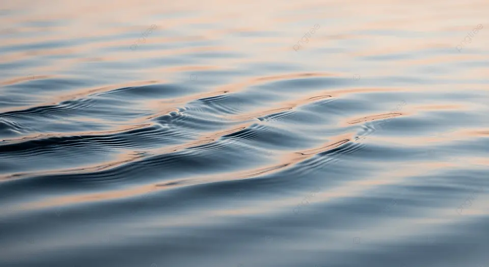 Lähes tyhjä järven pinta vaaleassa valossa,rauhallinen minimalistinen näkymä