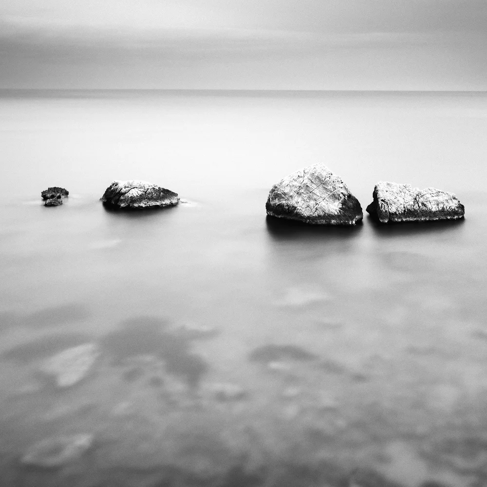 Kirjeitä veden äärellä-I Ranta 1 Märkä kivi järven rannassa,veden kosketus kiven pintaa vasten