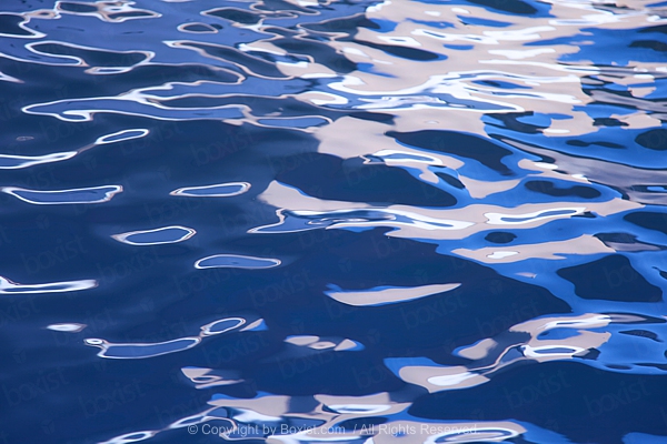 Tyyni veden pinta hienoisessa valossa.levollinen,pysähtynyt hetki