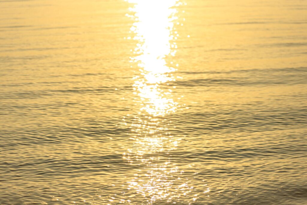 vaalea ja rauhallinen veden pinta ilman selkeää suuntaa ja jälkiä