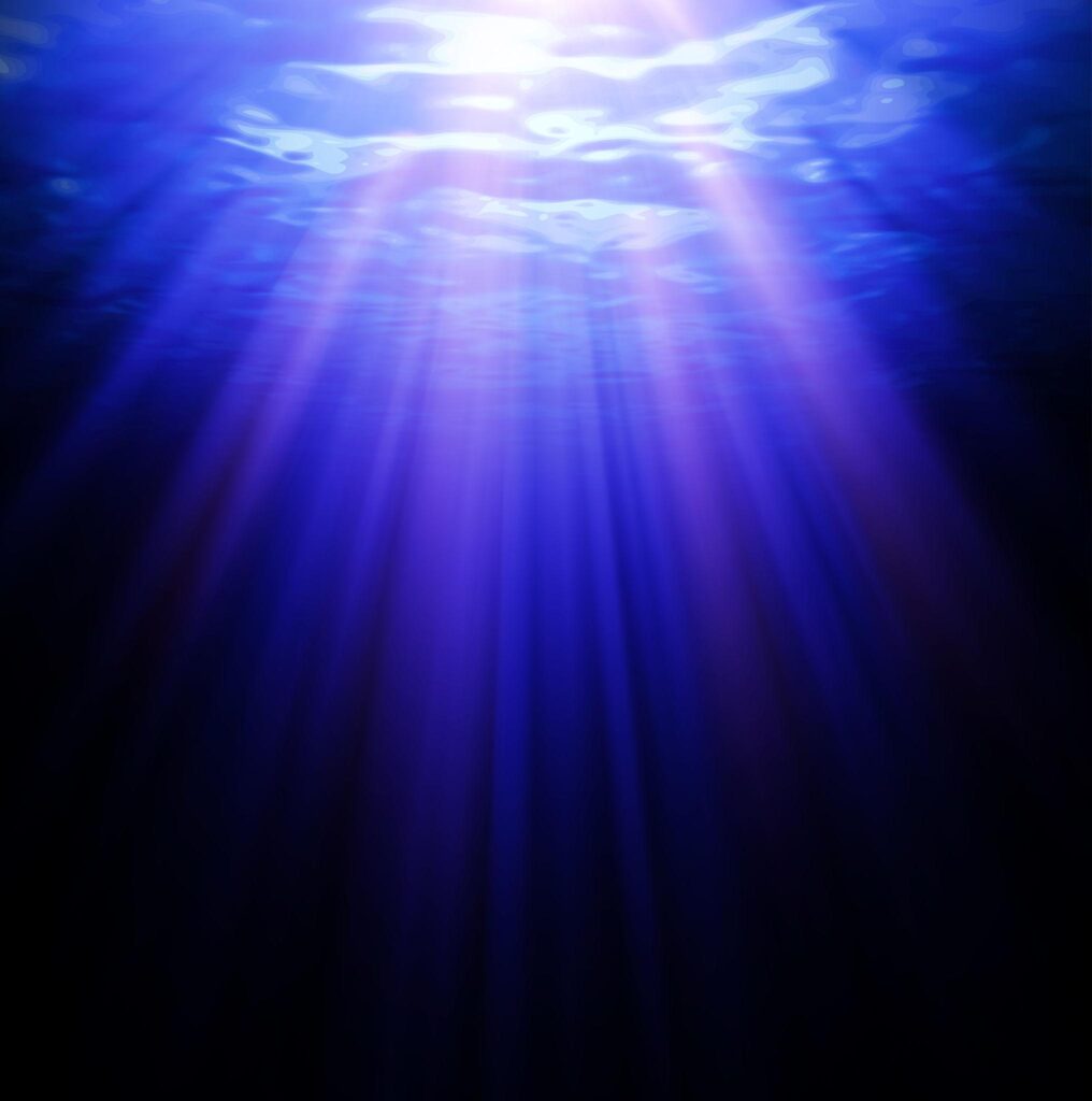 Syvässä vedessä valojuovia,kantava ja rauhallinen tunnelma