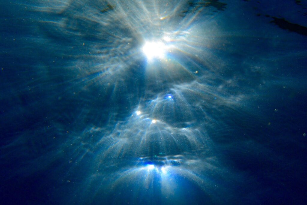 Syvä vesi ja pehmeä valo,joka jää paikalleen pimeään.