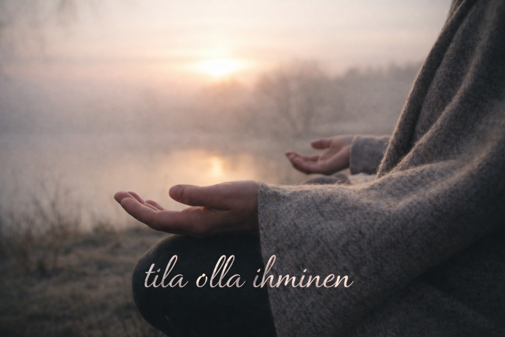 meditatiivinen hetki luonnossa kädet avoinna,sisäinen rauha ja hiljaisuus