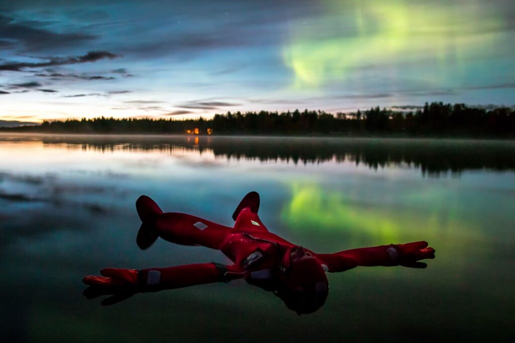 Yksinainen hahmo jaalla