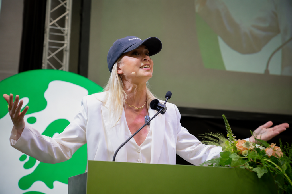 Sofia Virta puhumassa vihreiden puoluekokouksessa Turussa yleisön seuratessa puhetta.